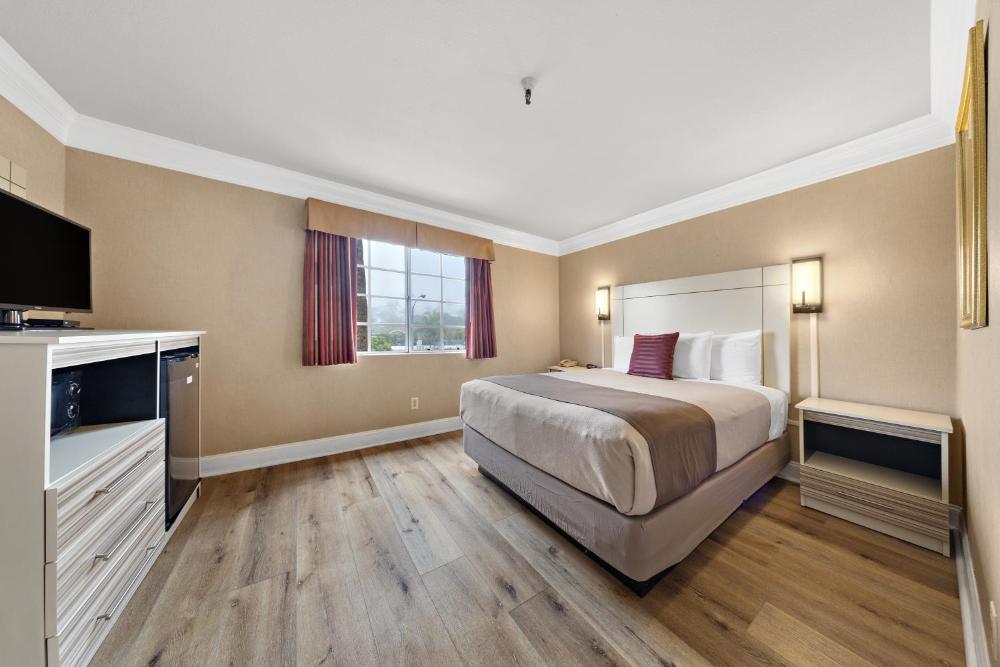 Queen Room interior